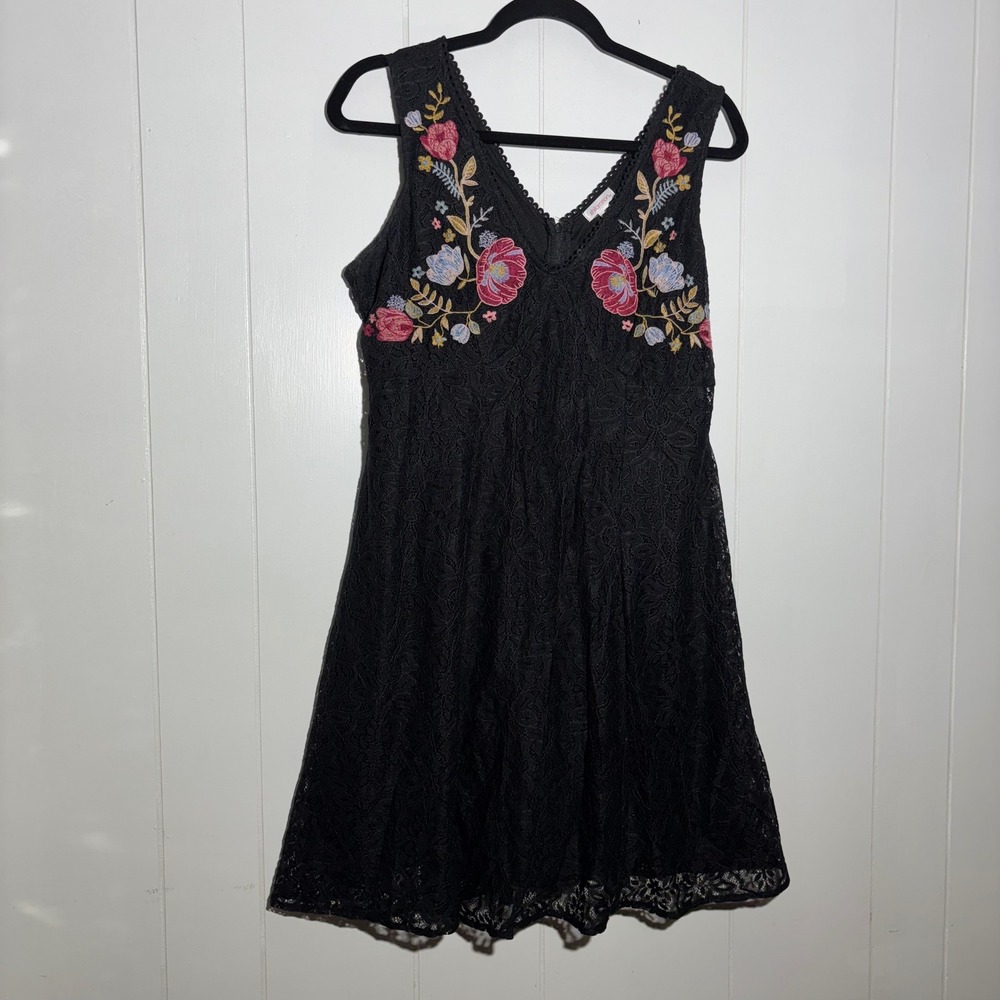 Xhilaration Black‎ Lace Floral Embroidered V-Neck Sleeveless Dress Large Empire